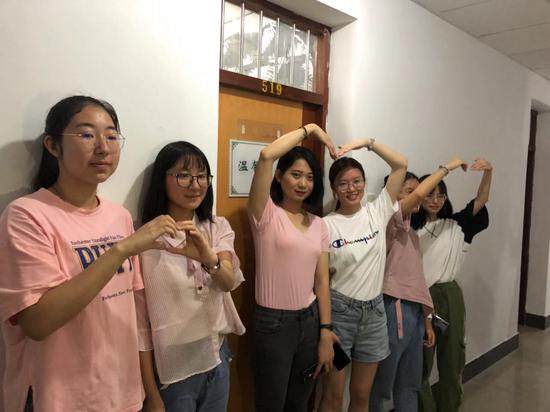 图为学妹与学姐合影。谢盼盼 摄